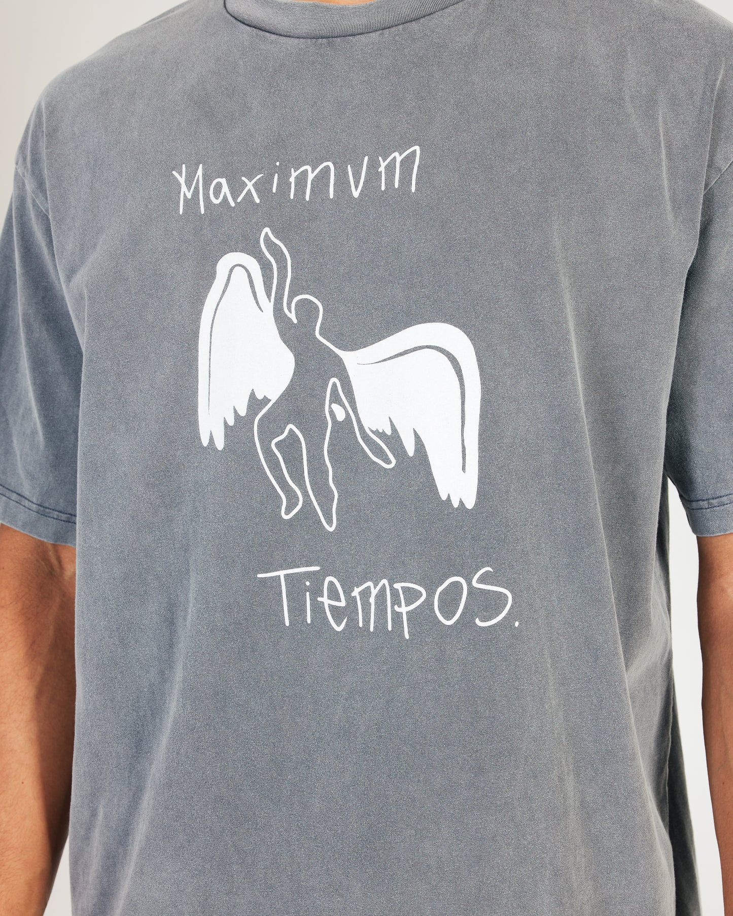 Gray t-shirt with white graphic and text 'Maximum Tiempos' on a plain background